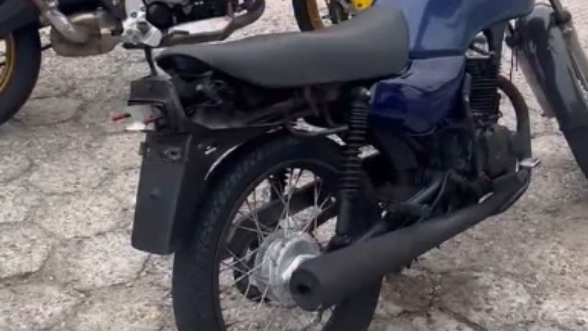 Motocicleta com diversas irregularidades é apreendida em fiscalização no centro de Florianópolis