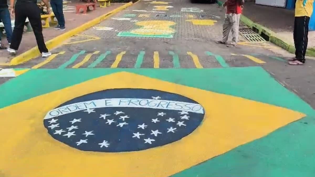 Belo Horizonte se prepara para a Copa com ruas pintadas de verde e amarelo