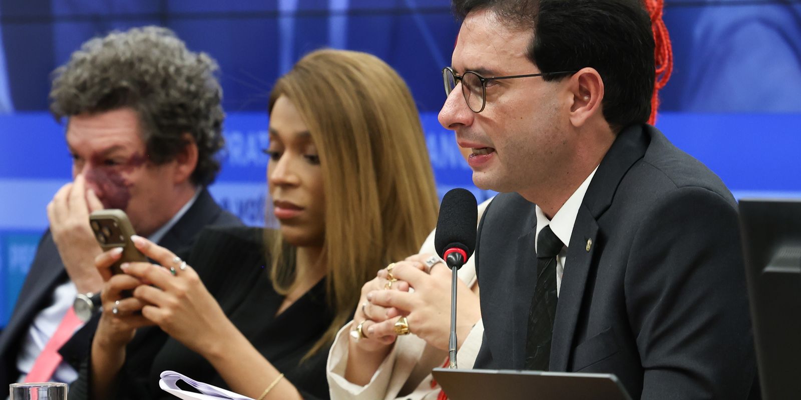 Redução da jornada de trabalho prevê fim da escala 6x1 e transição para 40 horas semanais