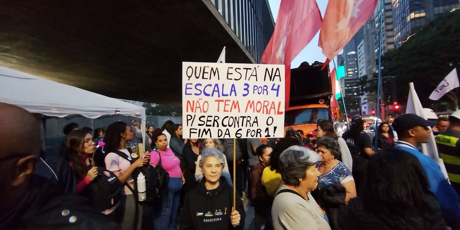 Manifestantes pedem fim da jornada 6x1 em São Paulo