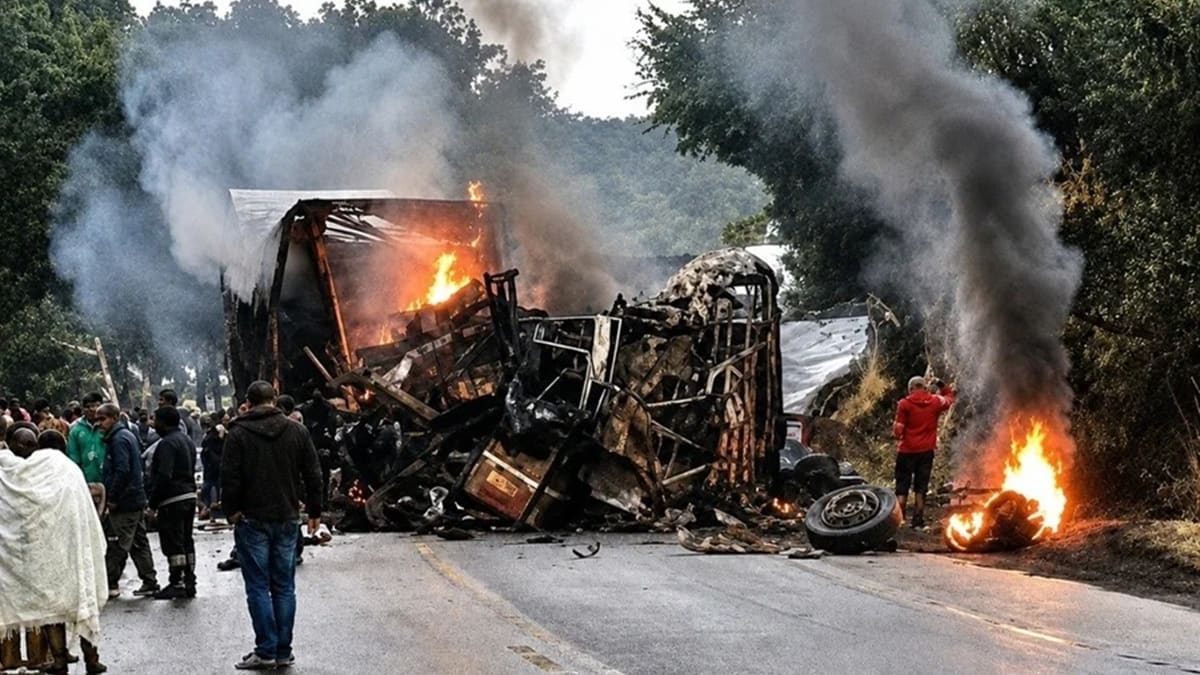 Acidente na BR-251 em Santa Cruz de Salinas deixa cinco baianos mortos e nove feridos