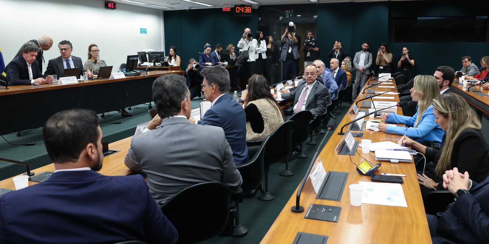 Votação da PEC que acaba com jornada 6x1 é adiada por pedido de vista