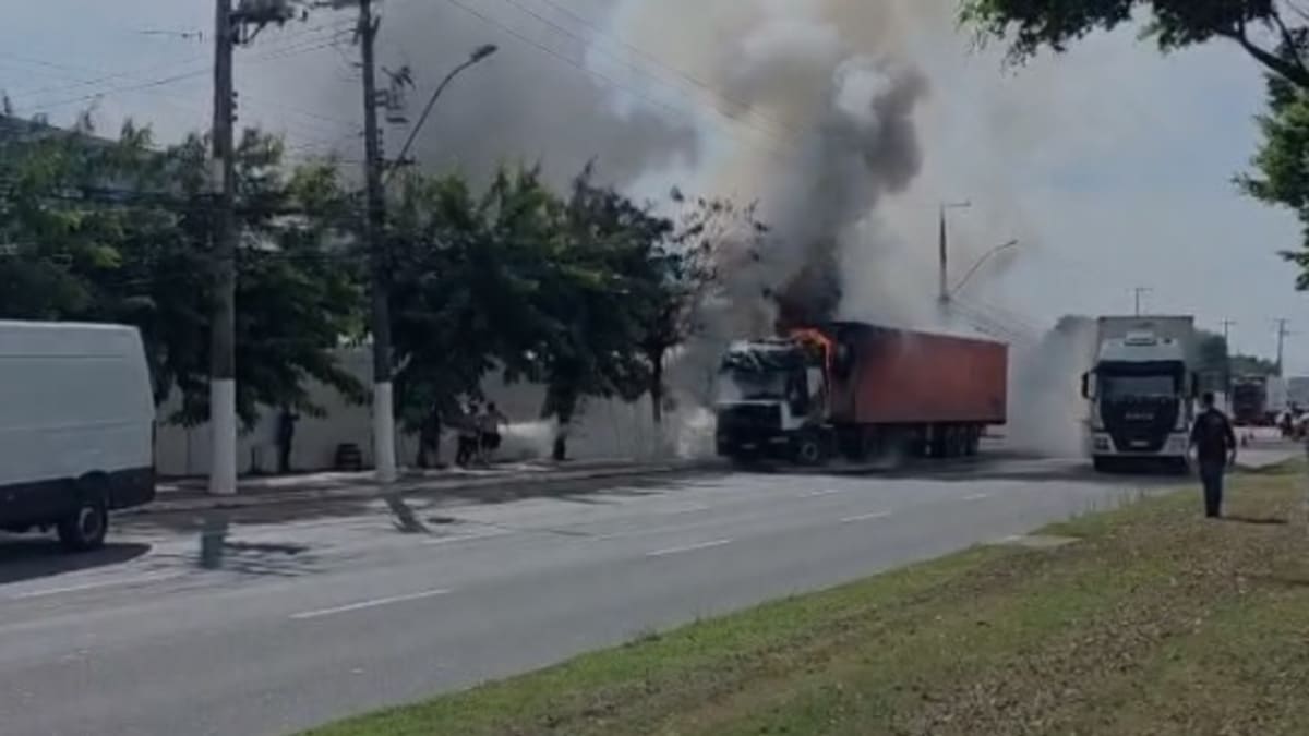 Incêndio em caminhão causa transtornos no trânsito no bairro Civit II, na Serra