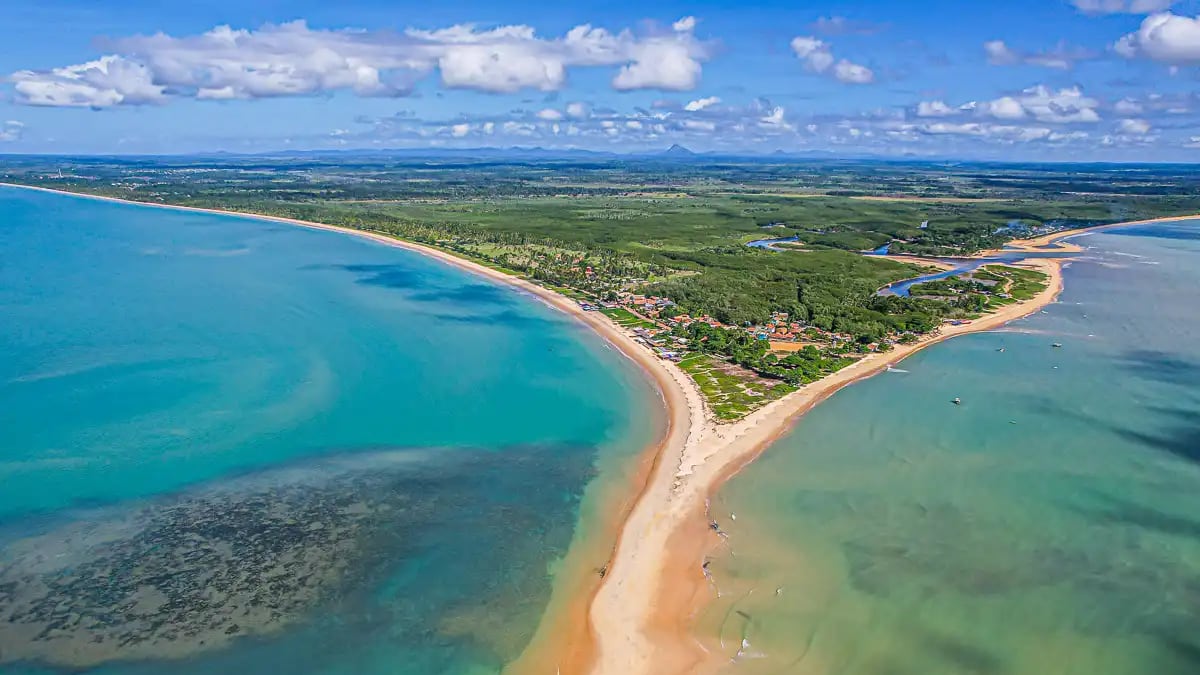 Praia de Corumbau, na Bahia, revela banco de areia que permite caminhar sobre o mar durante maré baixa