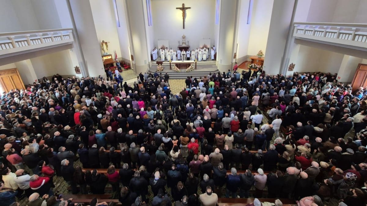 Celebração religiosa em Caxias do Sul reúne milhares e destaca demandas por infraestrutura e recuperação de igreja