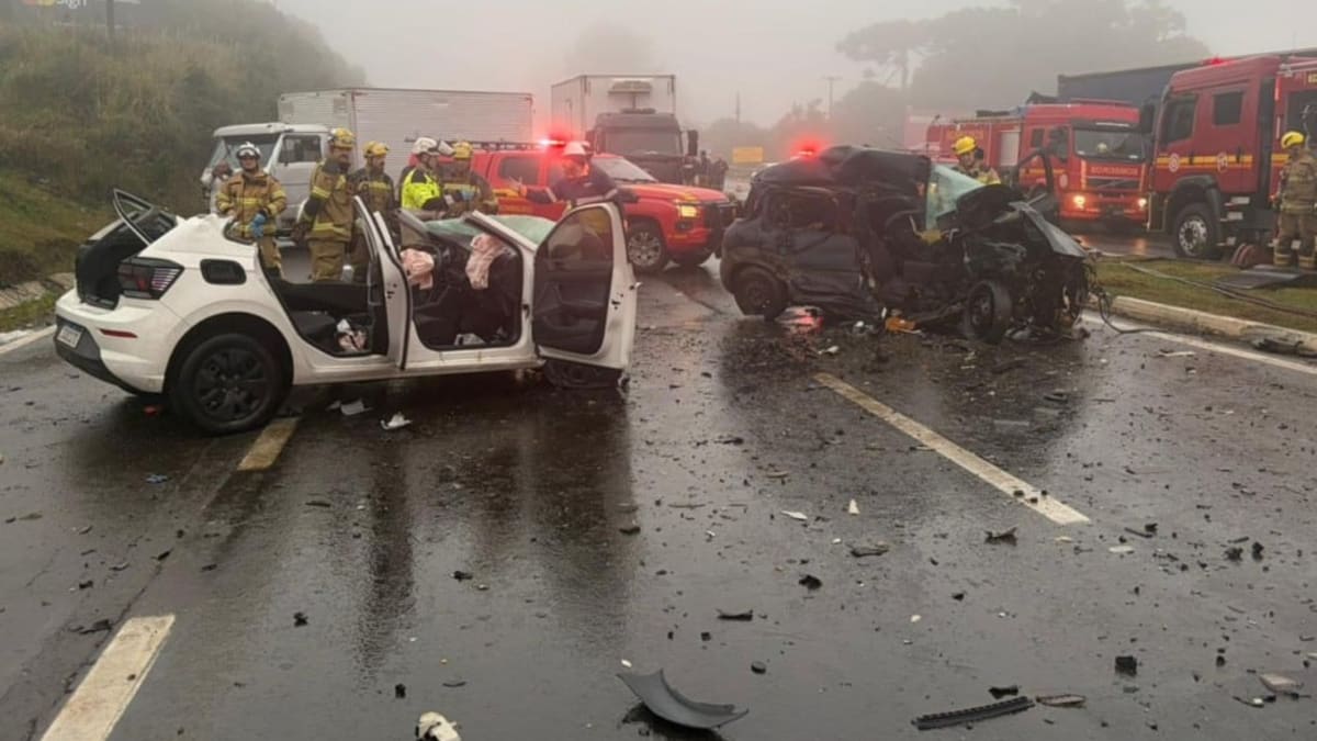 Carro invade pista contrária e provoca colisão frontal entre Caxias do Sul e Farroupilha