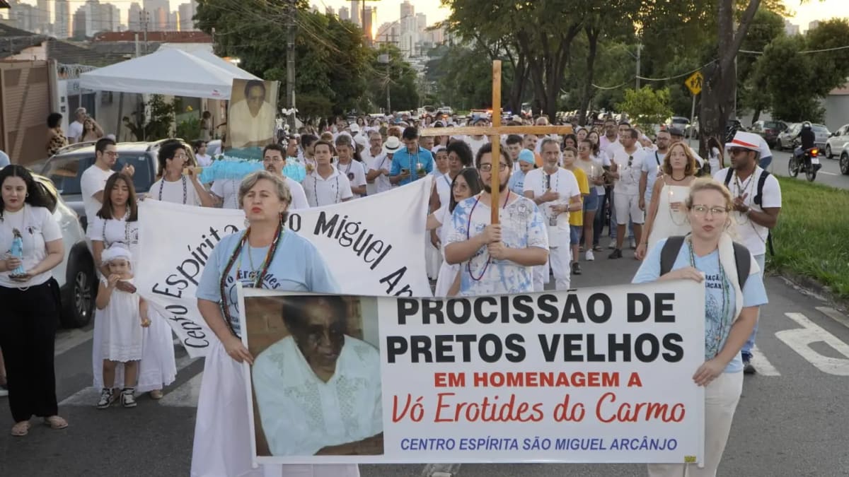 Procissão em Goiânia celebra tradição afro-brasileira e reúne centenas de participantes
