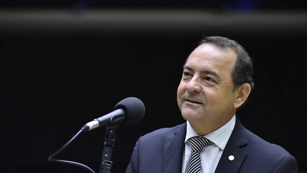 Deputado Adriano do Baldy retira assinatura de emenda que adiava fim da escala 6×1