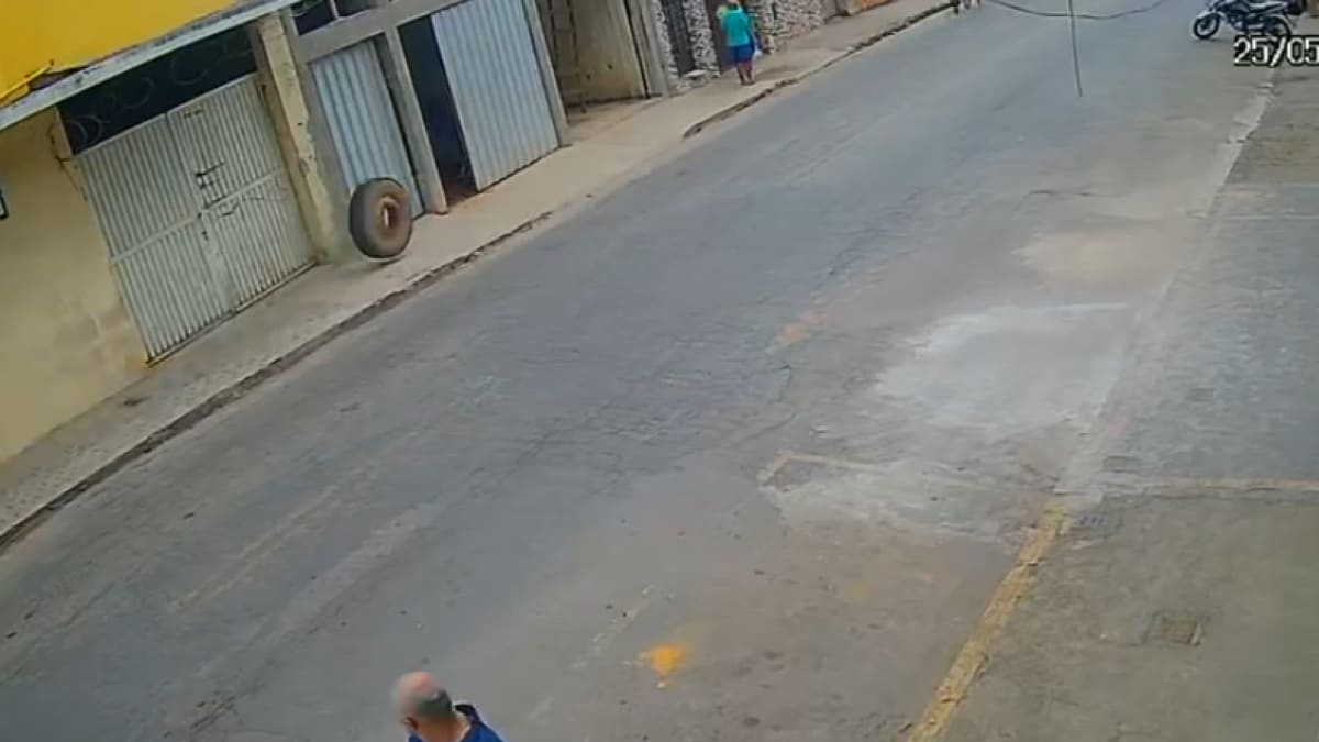 Roda de caminhão se solta e atinge idoso em calçada de rua em Minas Gerais