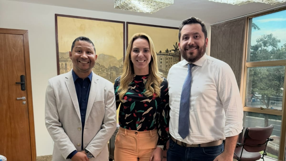Vereador Armandinho Fontoura questiona liderança da prefeita de Vitória e depois participa de reunião de alinhamento