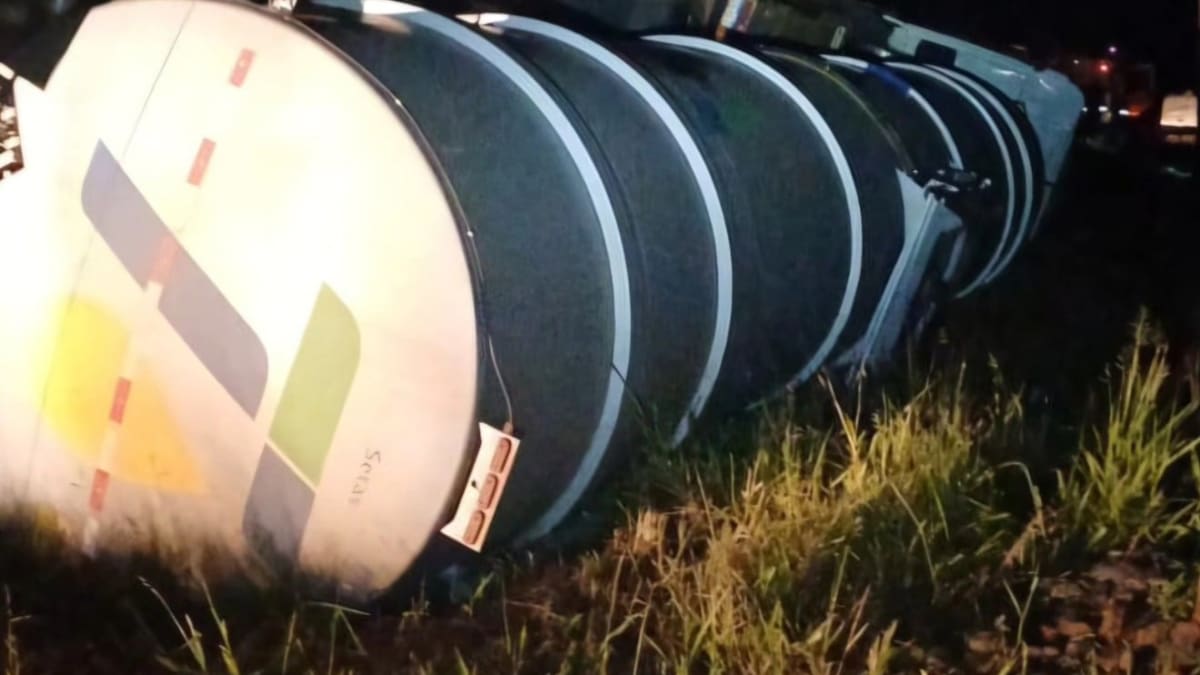 Rodovia fica totalmente interditada para operação da Polícia Rodoviária Federal com uso de guindastes