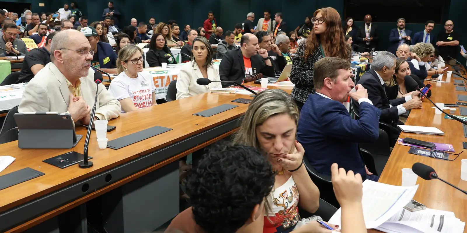 Câmara discute fim da escala 6x1 e redução da jornada de trabalho