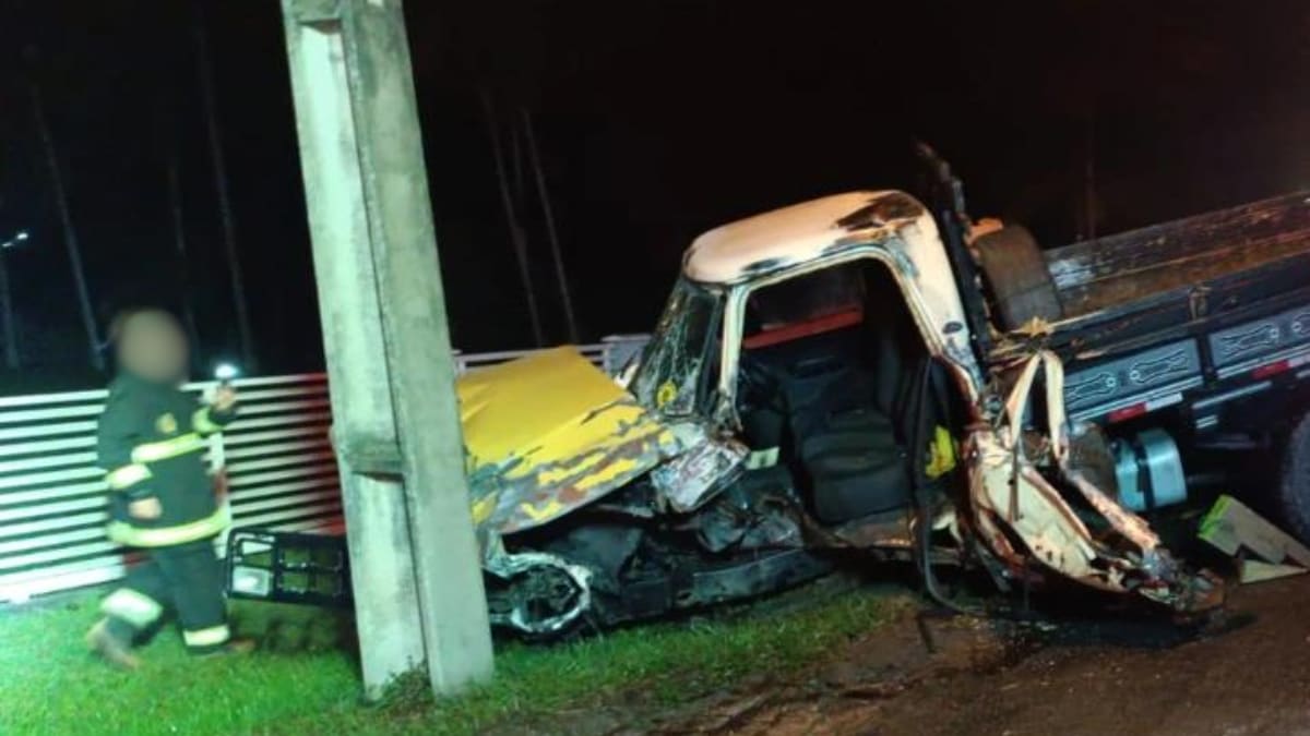 Acidente entre caminhonete e carreta deixa vítima em estado grave na rodovia Km 102