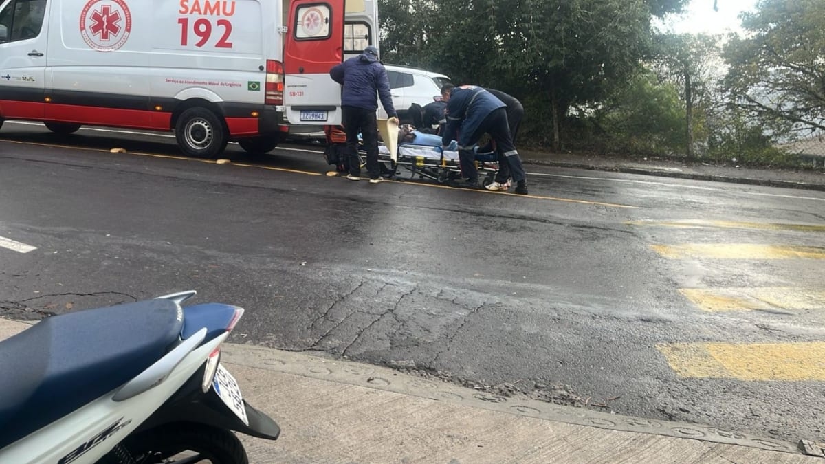 Motociclista sofre acidente na Rua Fiorelo Bertuol, bairro Borgo, em Caxias do Sul