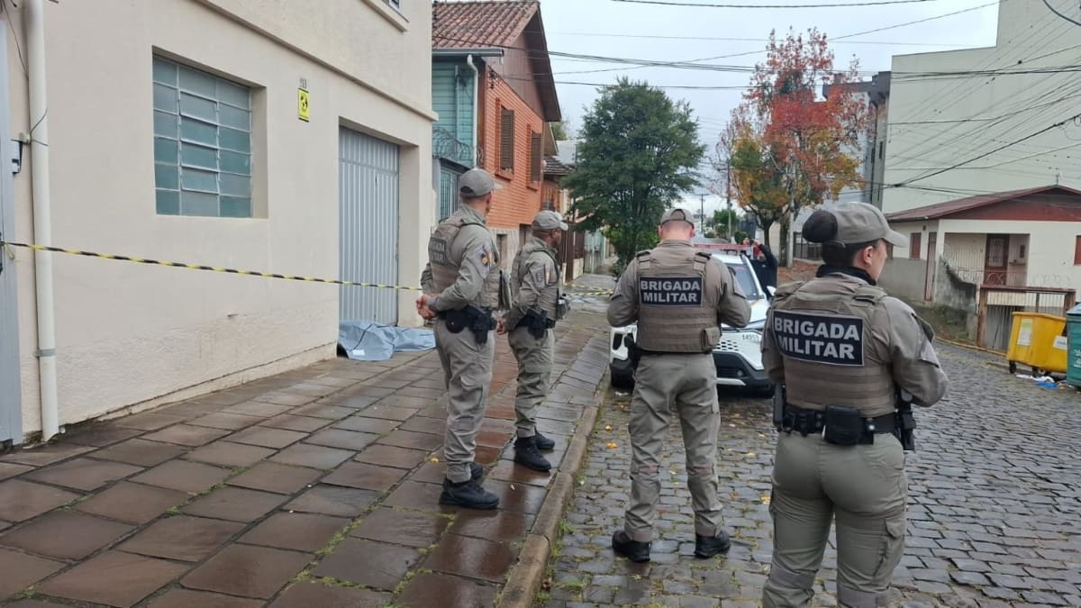 Jovem é preso com submetralhadora em Caxias do Sul durante ação da Brigada Militar