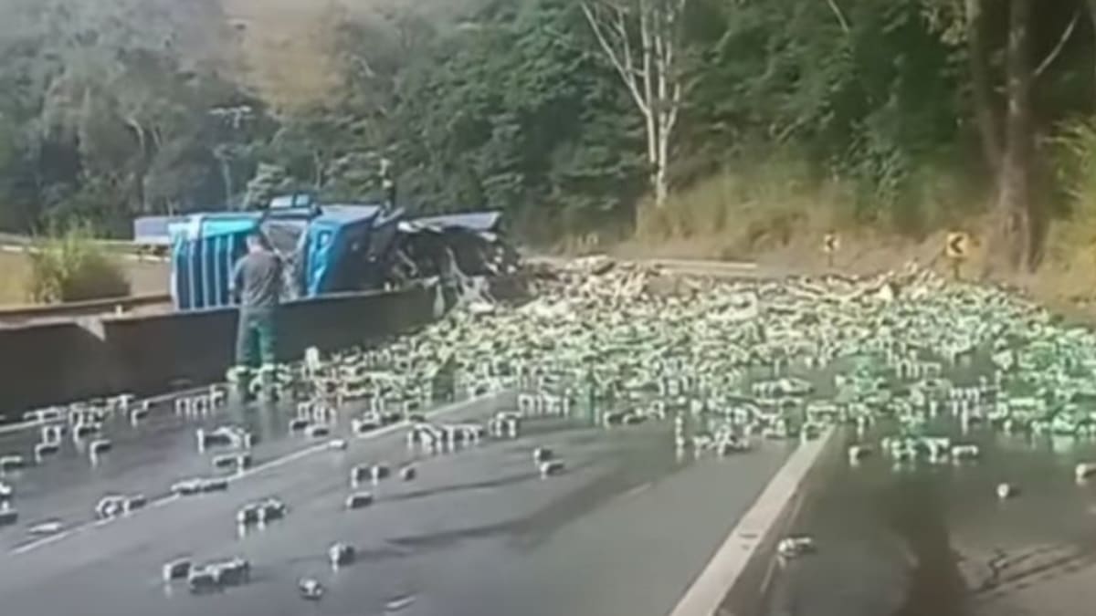 Carreta carregada com cerveja tomba na BR-040 e carga é saqueada na Zona da Mata mineira