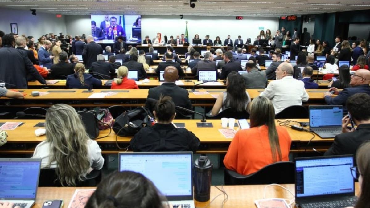 Câmara aprova texto-base para redução gradual da jornada semanal de trabalho