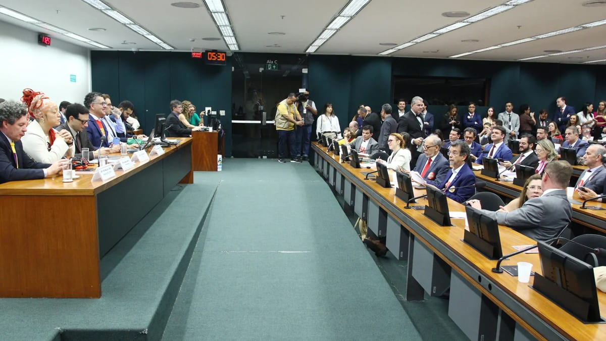 Câmara aprova parecer da PEC que propõe fim da escala de trabalho 6×1
