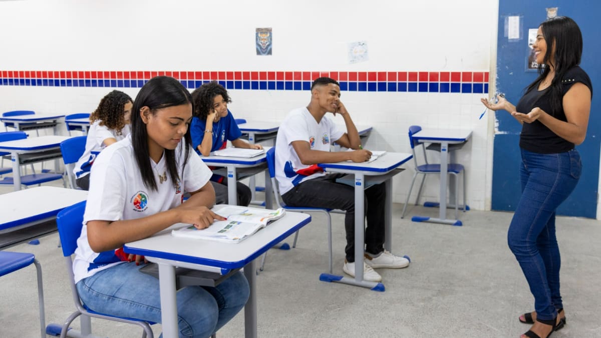 Bahia destina R$ 75 milhões para equiparação salarial de professores em 2025