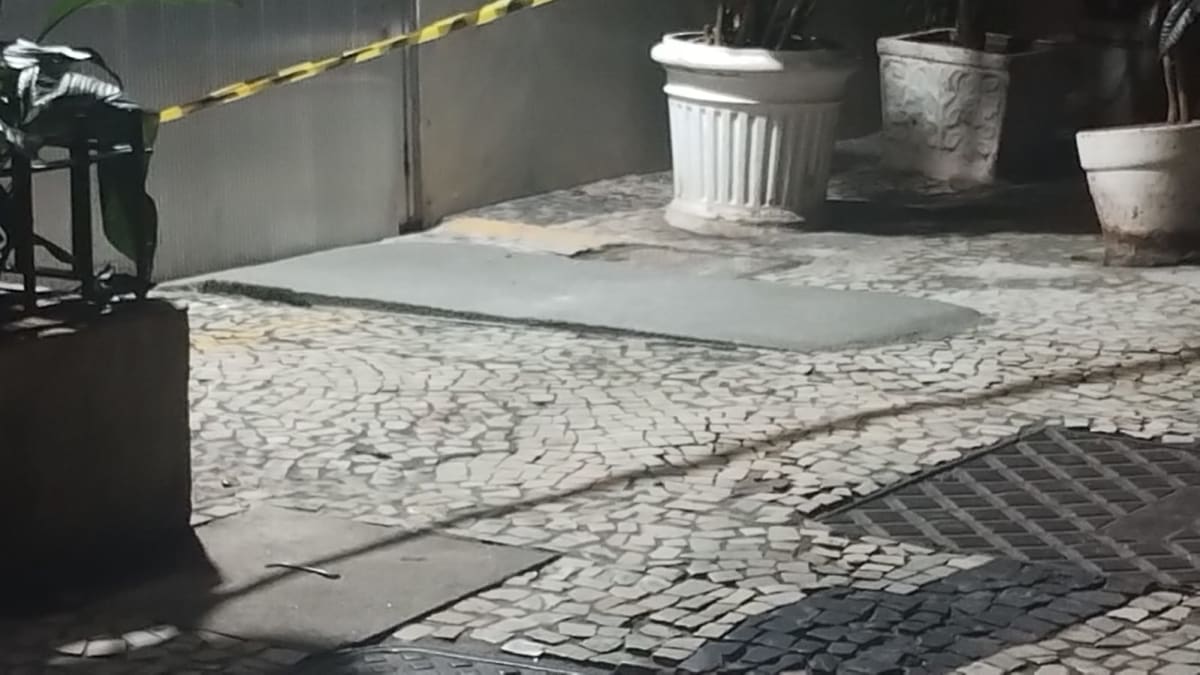 Condomínio em Copacabana é notificado por rampa irregular em calçada de pedras portuguesas
