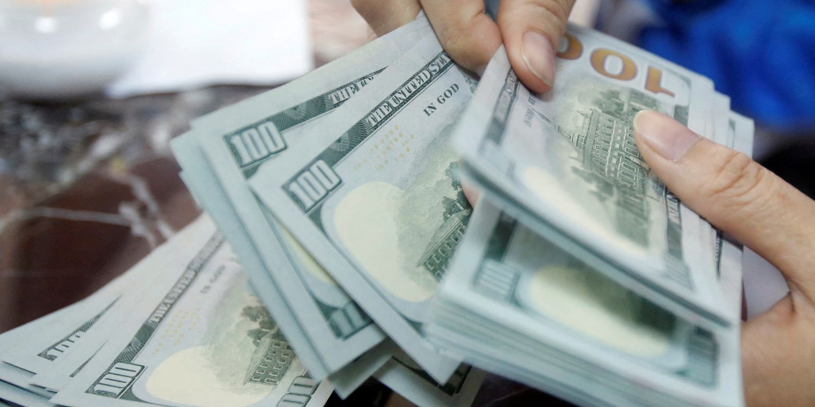 Dólar sobe e bolsa recua com inflação alta e queda do petróleo