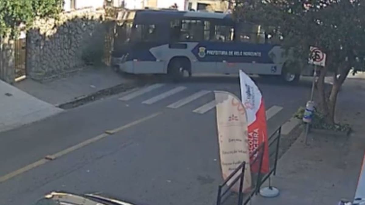 Ônibus fora de operação colide contra muro de residência no Bairro Grajaú, em Belo Horizonte