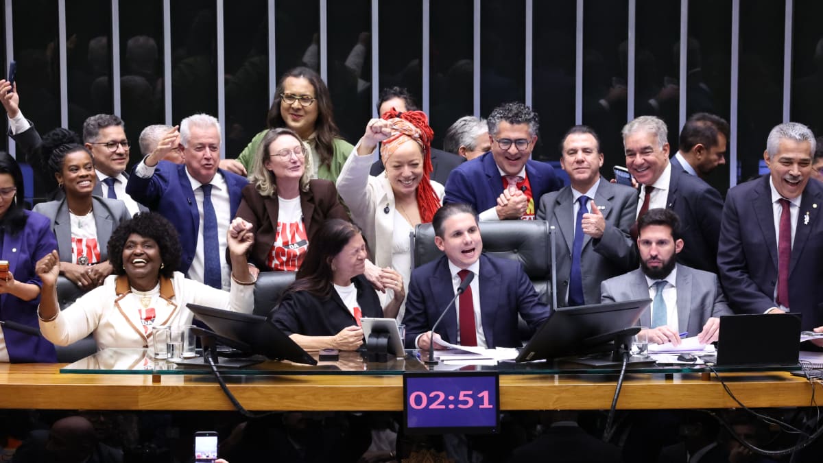 Câmara aprova fim da escala 6x1 com transição gradual e divide opiniões no país
