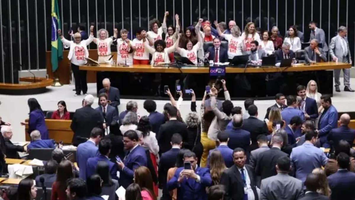 Deputados federais de Goiás votam a favor do fim da escala 6×1 de trabalho