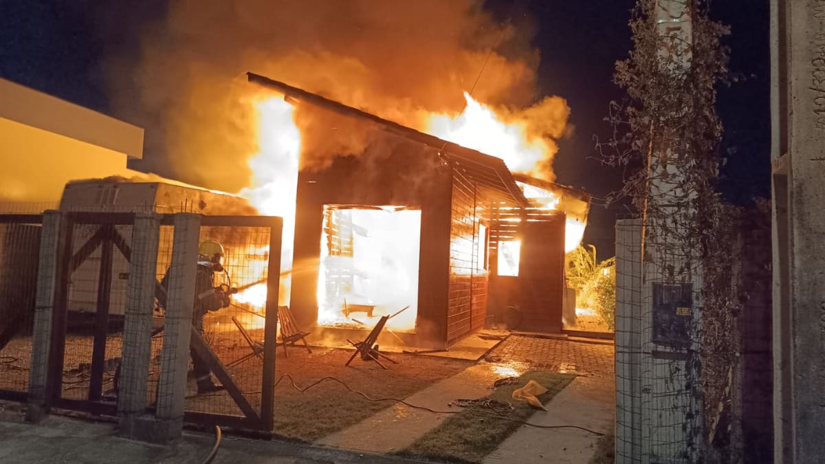 Incêndio destrói motor home e atinge residência em Santa Catarina