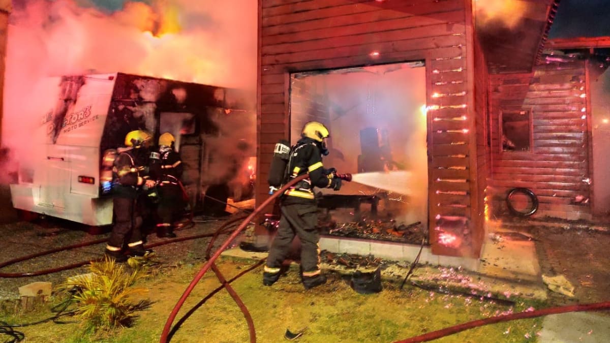 Incêndio em motor home atinge residência no bairro Barra do Cubatão, em Palhoça