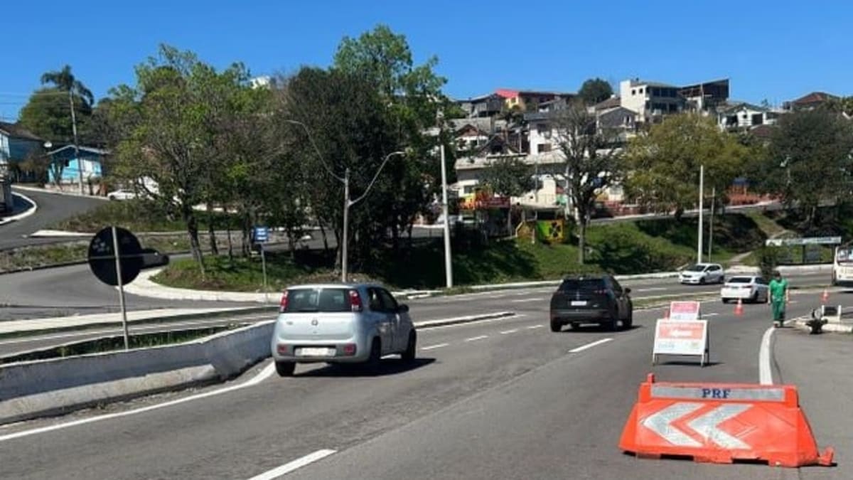 BR-116 tem bloqueio parcial na entrada do bairro Planalto para obras de pavimentação