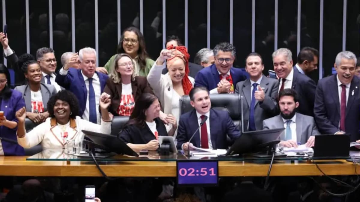 Câmara aprova PEC que acaba com escala 6×1 e reduz jornada para 40 horas