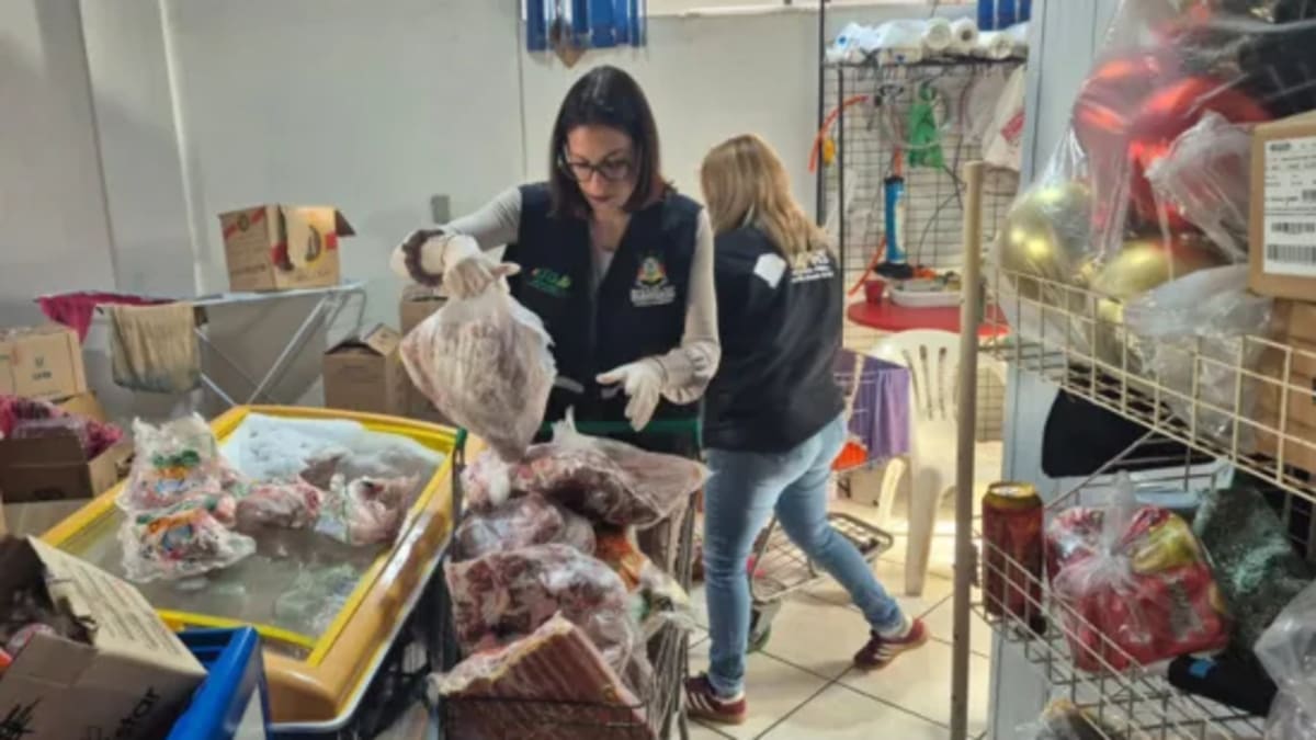 Força-tarefa apreende 2 toneladas de alimentos impróprios em três mercados no Rio Grande do Sul