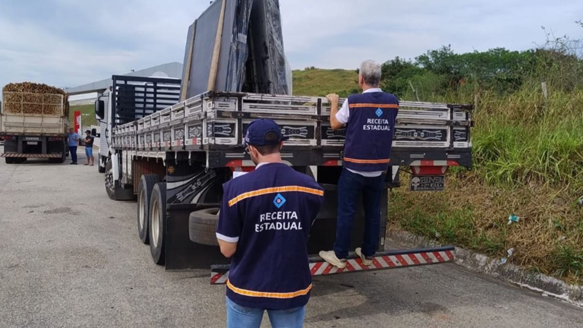 Operação fiscaliza cargas irregulares na Rodovia ES-482 em Cachoeiro de Itapemirim