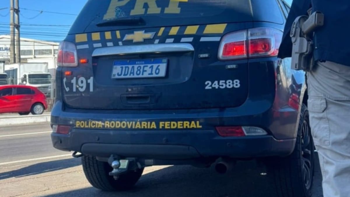 Polícia aborda Fiat Uno em operação de rotina e motorista admite transporte de entorpecentes