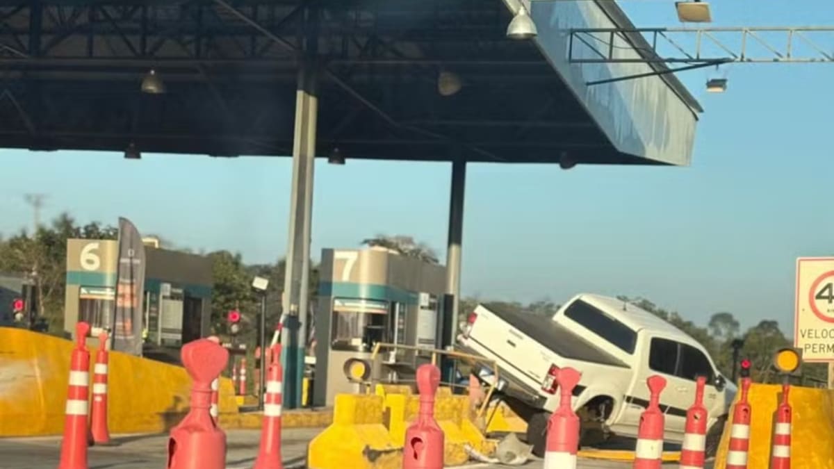 Motorista fica ferido após caminhonete bater em praça de pedágio na MG-050 em São Sebastião do Oeste