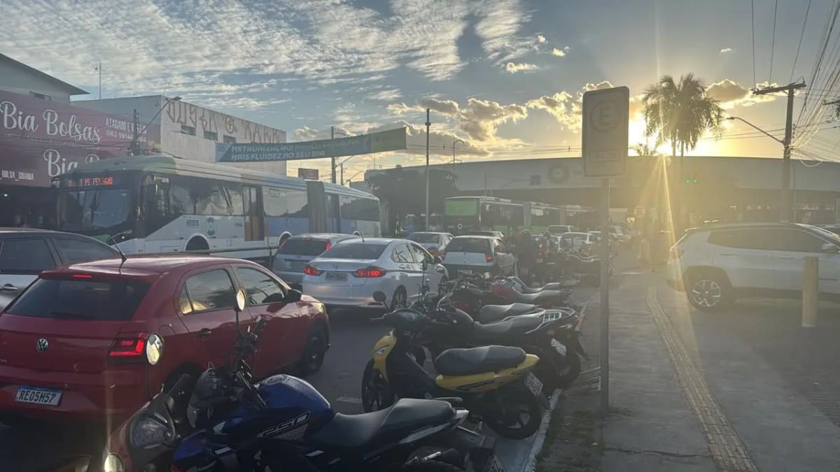 Comerciantes ocupam irregularmente vias públicas no bairro Campinas, em Goiânia