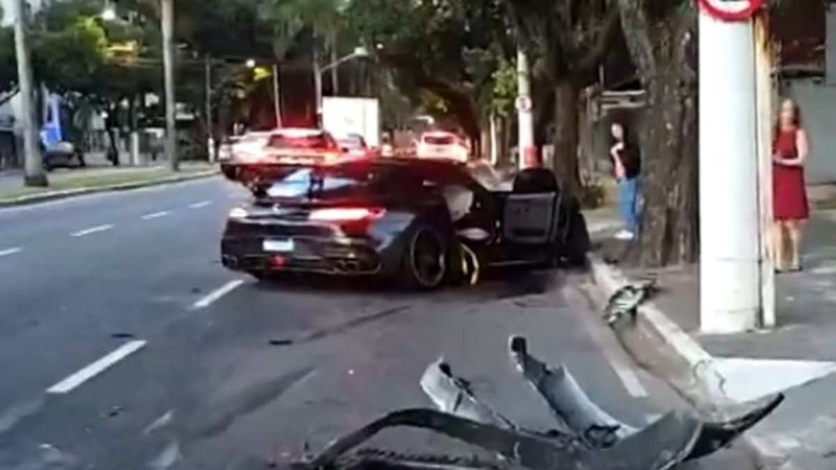 Mercedes-Benz de luxo é abandonada após acidente na Praia do Canto, em Vitória