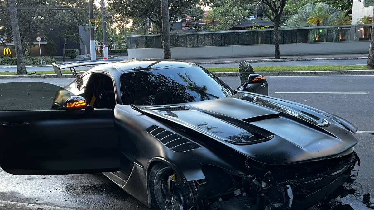 Carro de luxo avaliado em R$ 700 mil é encontrado destruído e abandonado na Praia do Canto