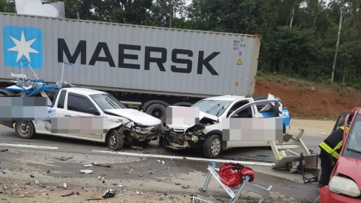 Engavetamento na BR-470 causa interdição parcial e filas no Alto Vale de Santa Catarina