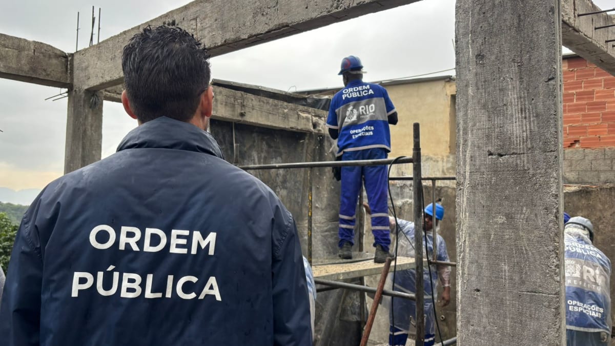 Prefeitura do Rio derruba construções irregulares em área de risco
