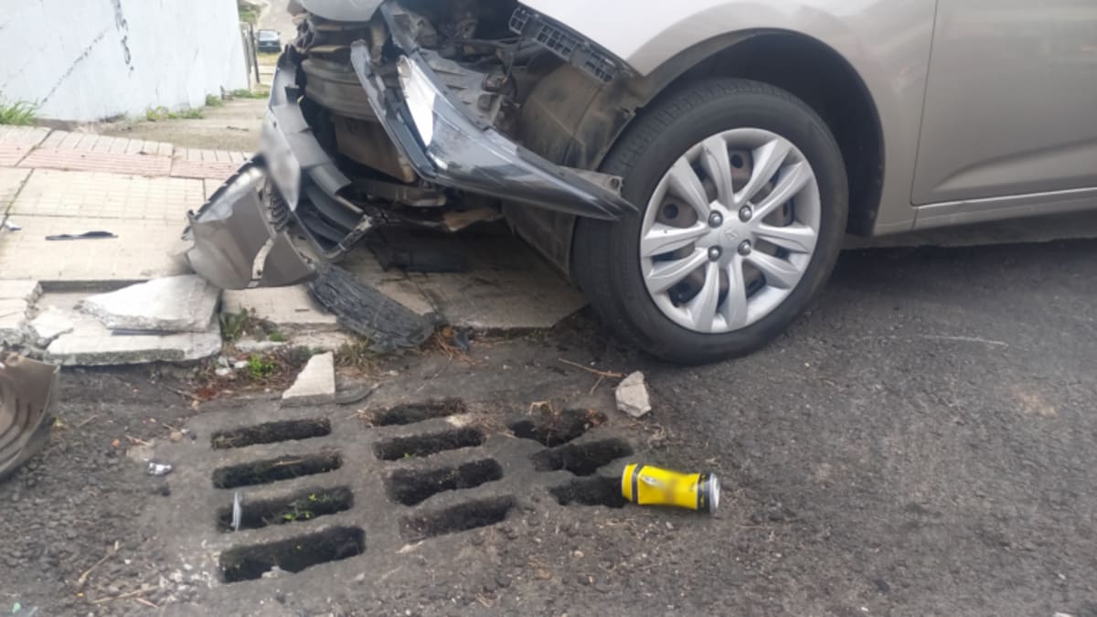 Colisão entre Fiat Toro e VW Polo ocorre na esquina das ruas Ernesto Casara e Dirceu Wisintainer