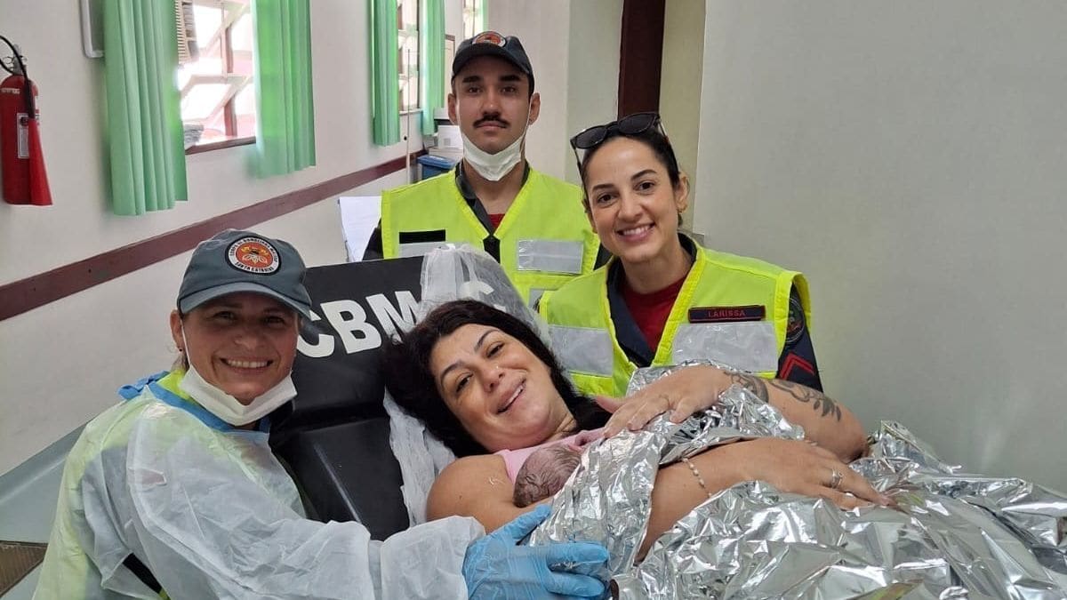 Bebê nasce dentro de viatura dos bombeiros no Norte da Ilha, Florianópolis