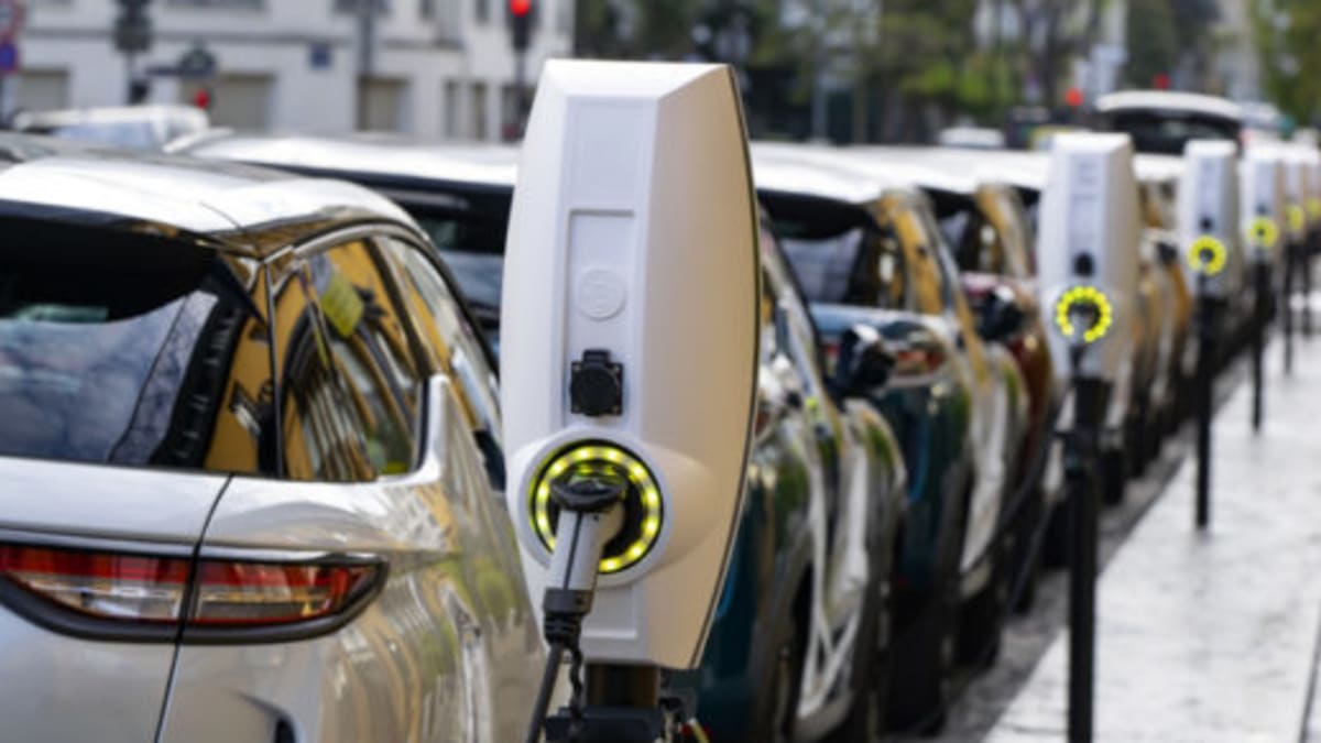 Projeto na Bahia determina vagas com pontos de recarga para veículos elétricos em estacionamentos