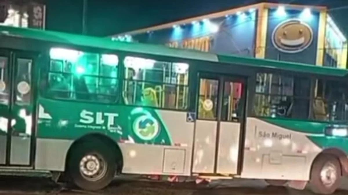 Idosa sofre fratura exposta após ser atropelada por ônibus em Uberlândia