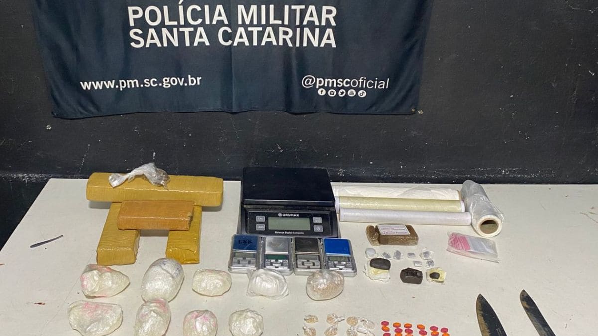 Polícia apreende mais de 3 quilos de drogas em operação contra tráfico por disque-entrega
