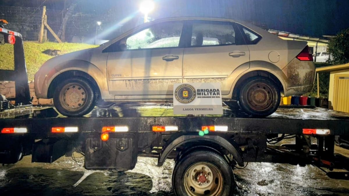 Motorista foragido é flagrado dirigindo veículo furtado e embriagado