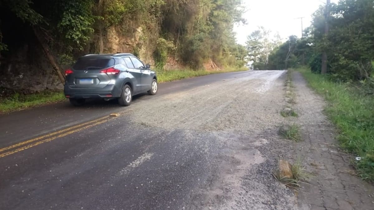 Acúmulo de concreto na Rota do Sol causa lentidão e risco de acidentes em curva próxima ao Centro de Treinamento do Juventude