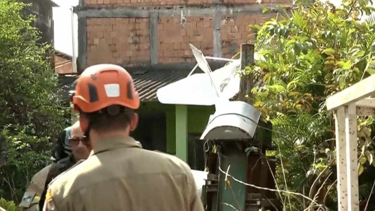 Avião de pequeno porte cai sobre residência em Nova Iguaçu