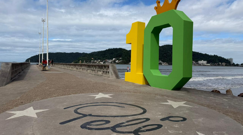 Praia do Gonzaguinha em São Vicente é decorada com as cores da Seleção Brasileira para a Copa do Mundo